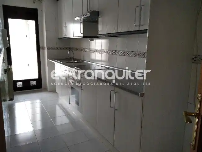 Wohnung zur Miete in Calle LOS PINOS, Prado Santo Domingo - Ensanche