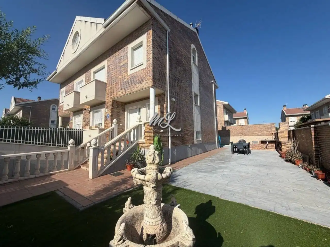 Vista exterior de Casa adosada en venda en Burguillos de Toledo amb Aire condicionat, Calefacció i Jardí privat