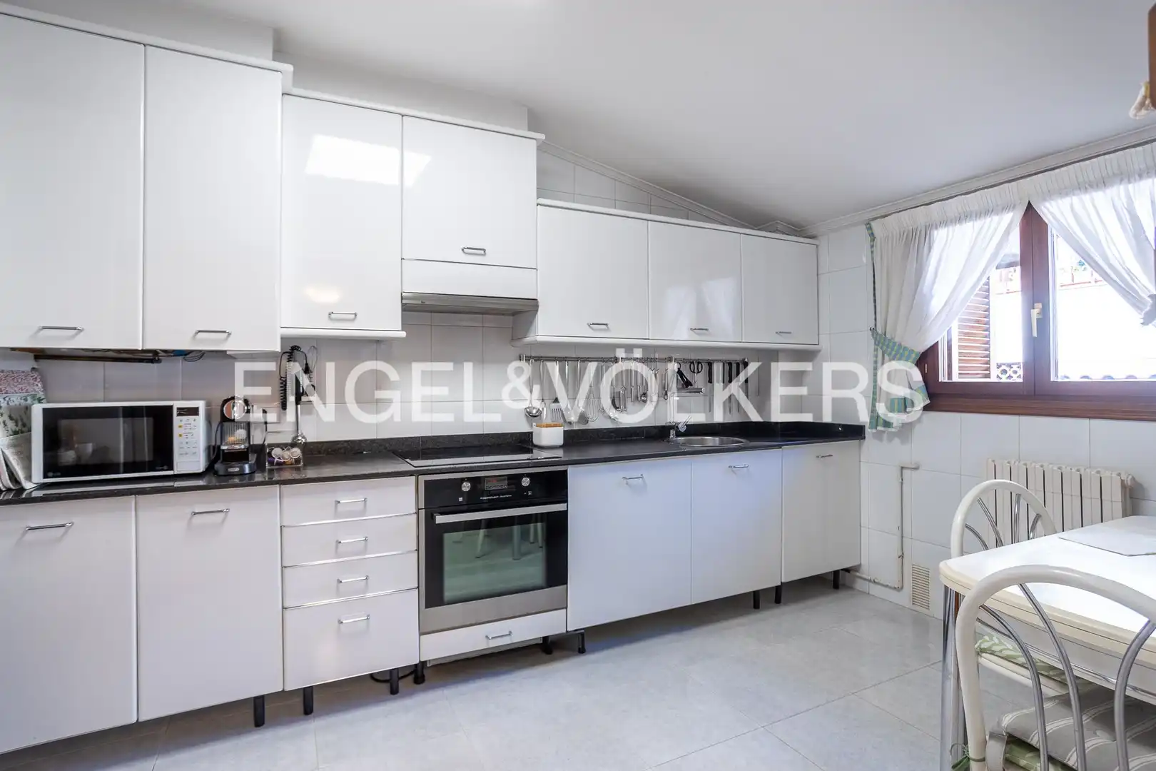 Küche von Einfamilien-Reihenhaus zum Verkauf in Santander mit Heizung, Privatgarten und Terrasse
