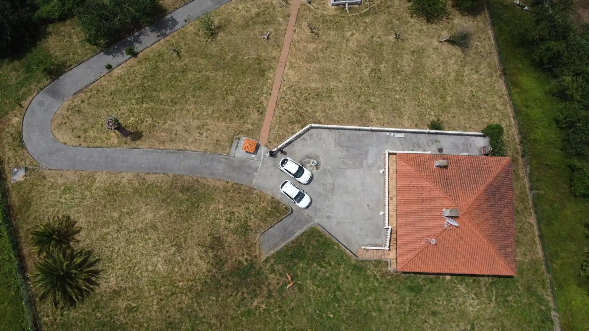 Aparcament de Casa o xalet en venda en Gijón  amb Calefacció, Jardí privat i Traster