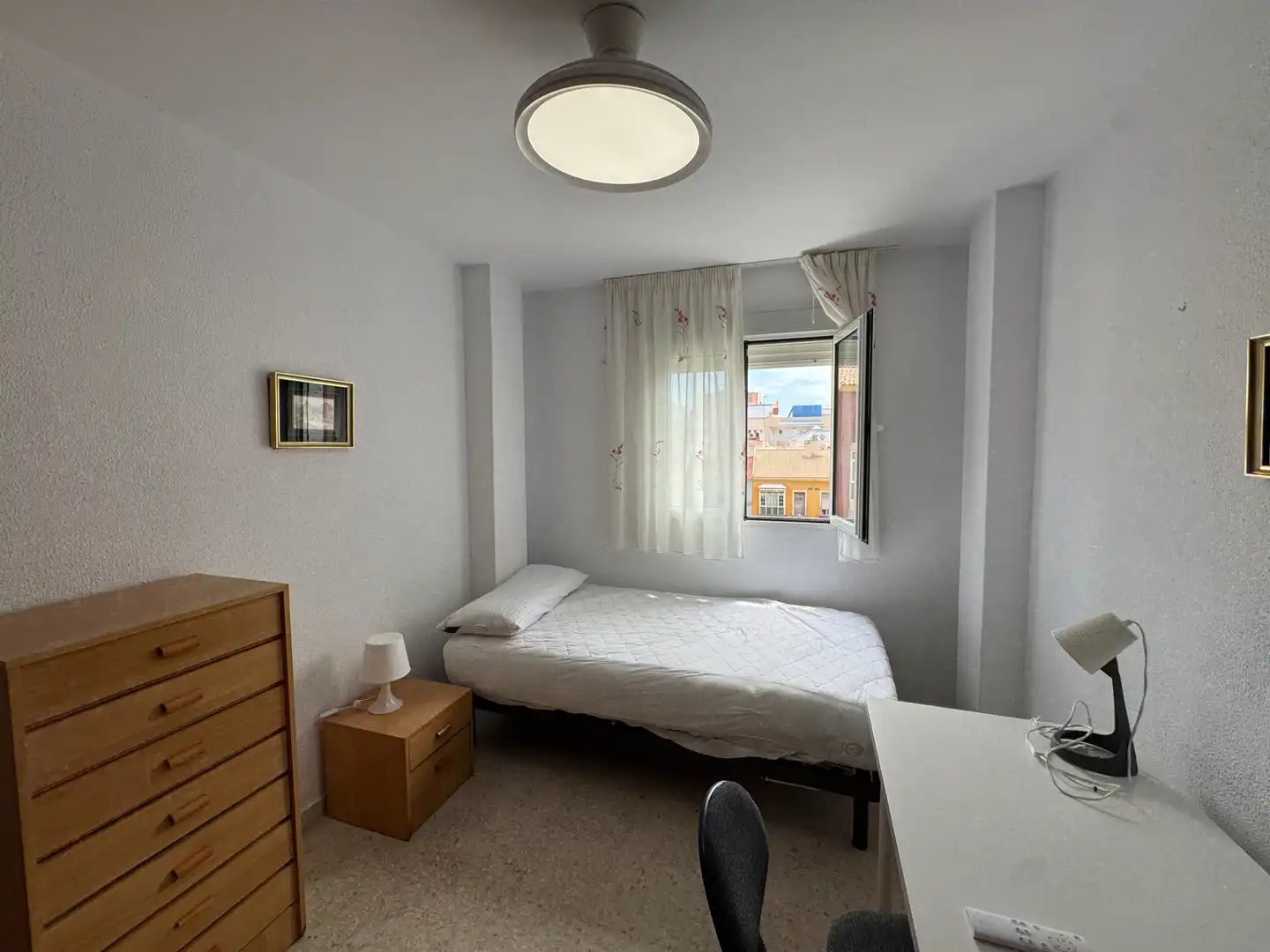 Habitación de Apartamento de alquiler en Málaga con Aire acondicionado, Amueblado y Microondas