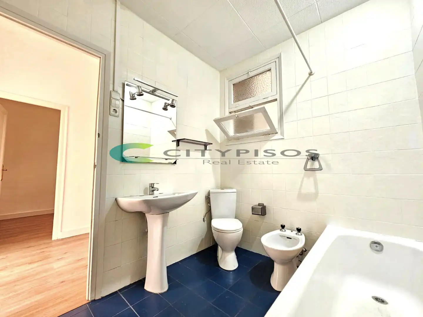 Bathroom of Flat for sale in Barcelona  with Heating, Parquet flooring and Oven