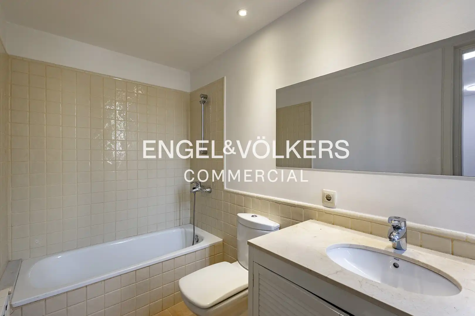 Badezimmer von Büro zur Miete in Barcelona mit Klimaanlage und Terrasse