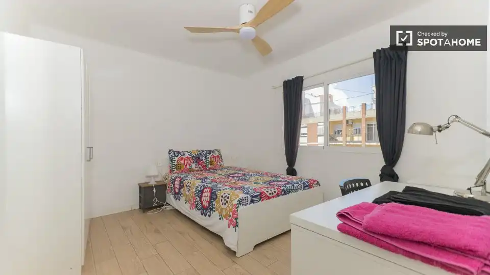 Habitación de Piso de alquiler en Valencia con Aire acondicionado, Calefacción y Amueblado