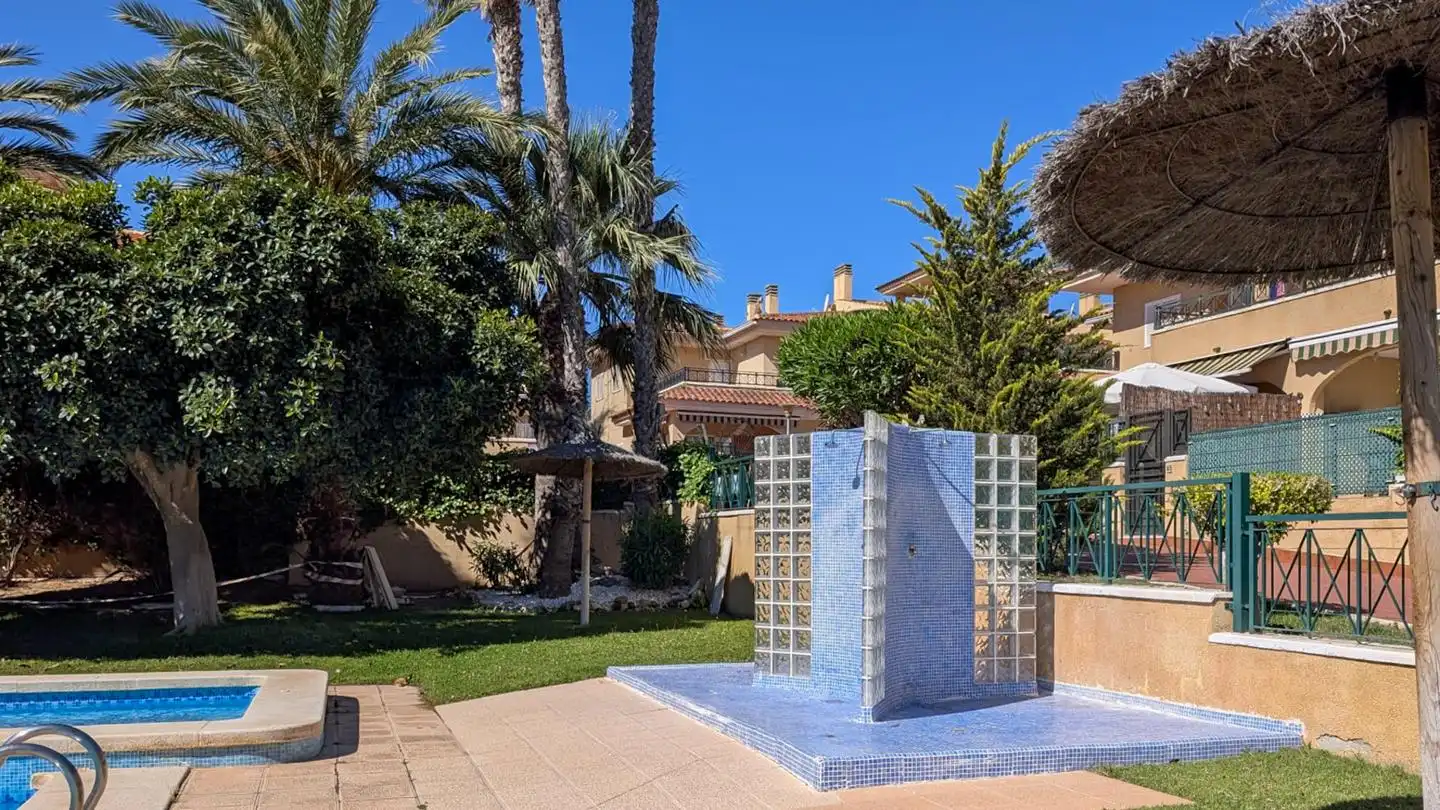 Vista exterior de Casa adosada en venta en Santa Pola con Jardín privado, Terraza y Piscina