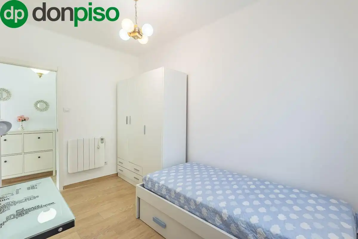 Bedroom of Flat for sale in Granada  with Air Conditioner and Parquet flooring