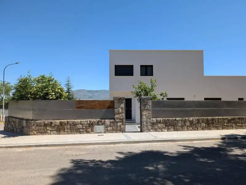 Vista exterior de Casa adosada en venta en El Espinar con Calefacción y Terraza
