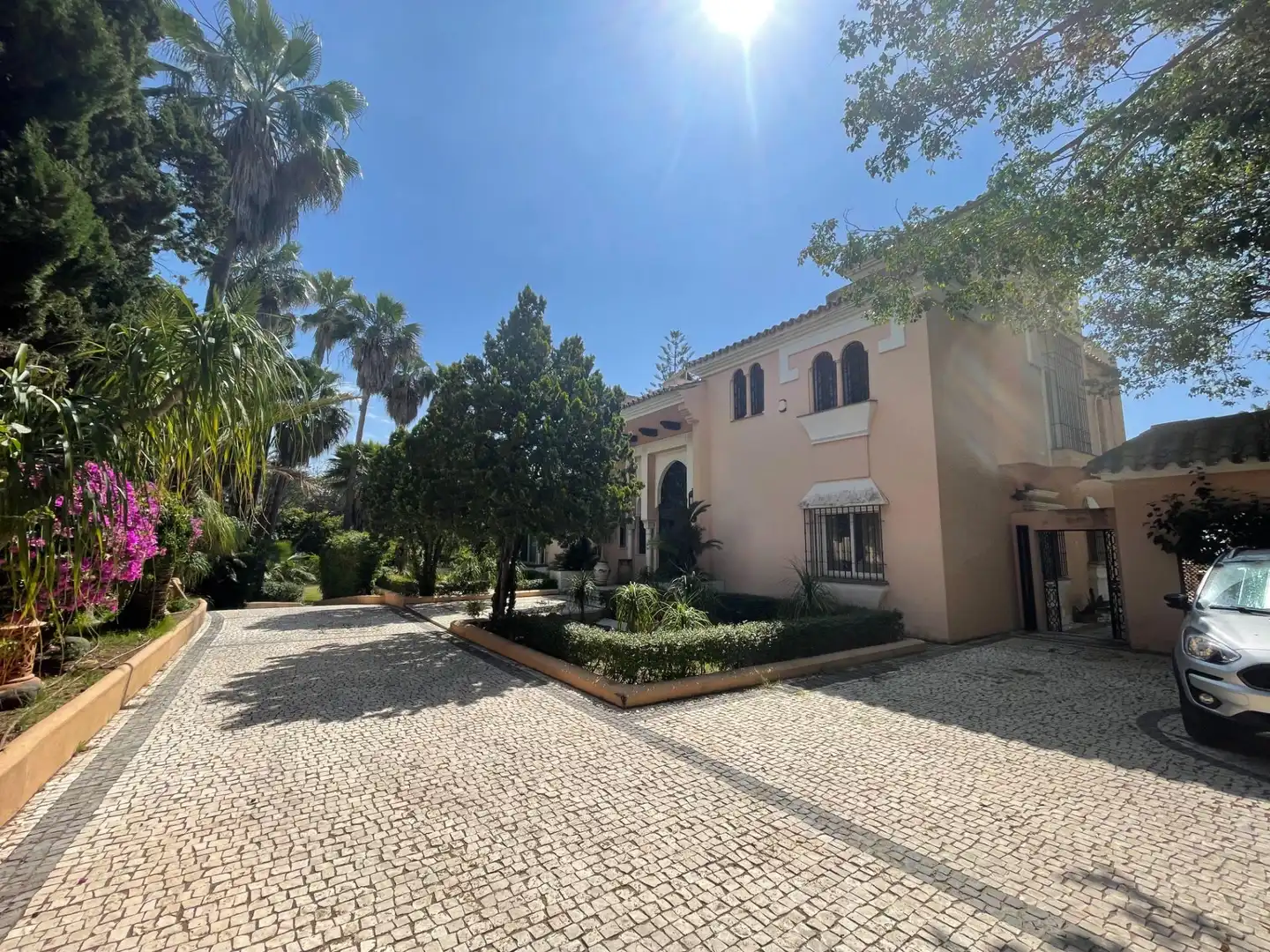 Vista exterior de Casa o xalet en venda en Estepona amb Aire condicionat, Terrassa i Traster