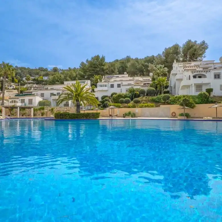 Schwimmbecken von Wohnungen zum Verkauf in Moraira mit Klimaanlage, Heizung und Privatgarten