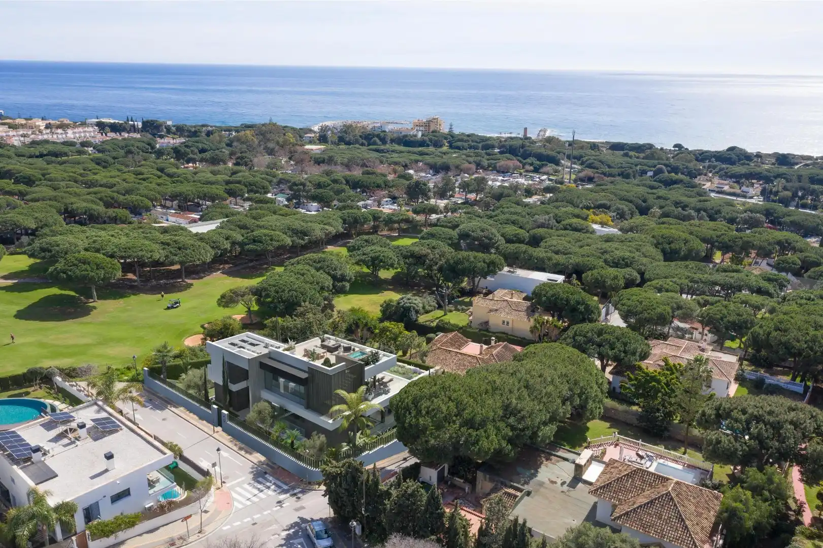 Vista exterior de Casa o xalet en venda en Marbella amb Aire condicionat, Calefacció i Jardí privat