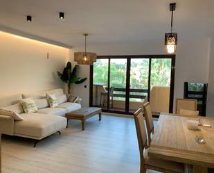 Sala d'estar de Apartament de lloguer en Estepona amb Aire condicionat, Terrassa i Piscina