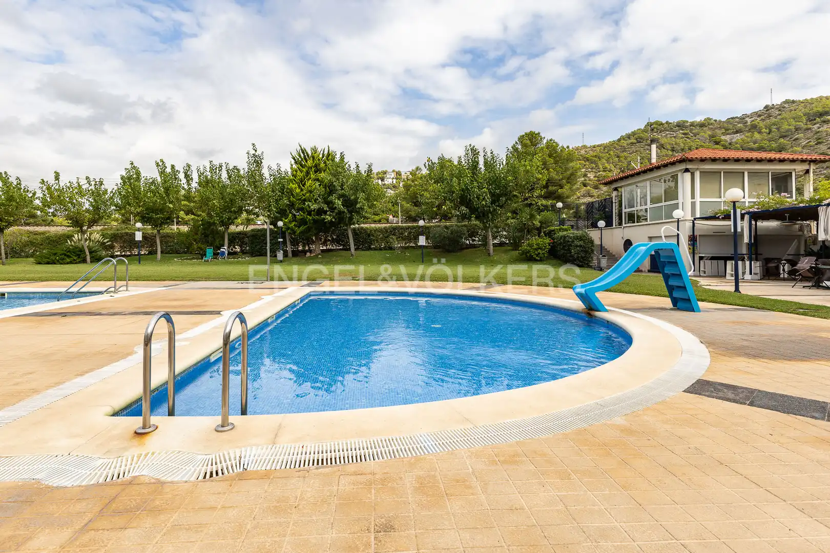 Piscina de Pis de lloguer en Sitges amb Aire condicionat, Calefacció i Terrassa