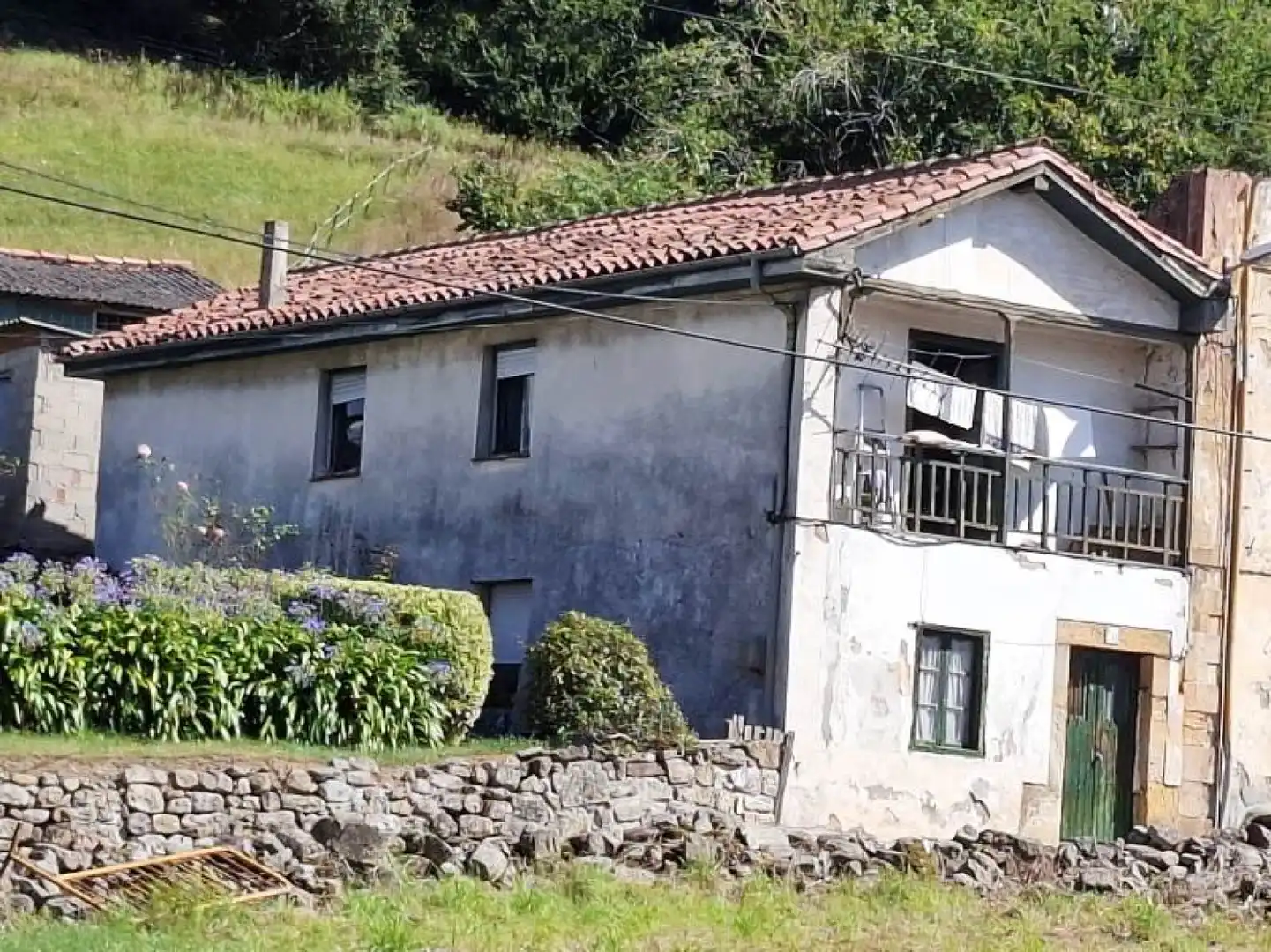 Vista exterior de Casa adosada en venta en Cabezón de la Sal
