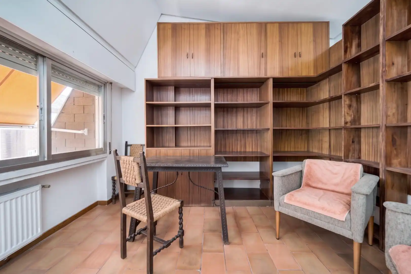 Sala de estar de Casa adosada en venta en Pozuelo de Alarcón con Aire acondicionado, Calefacción y Jardín privado