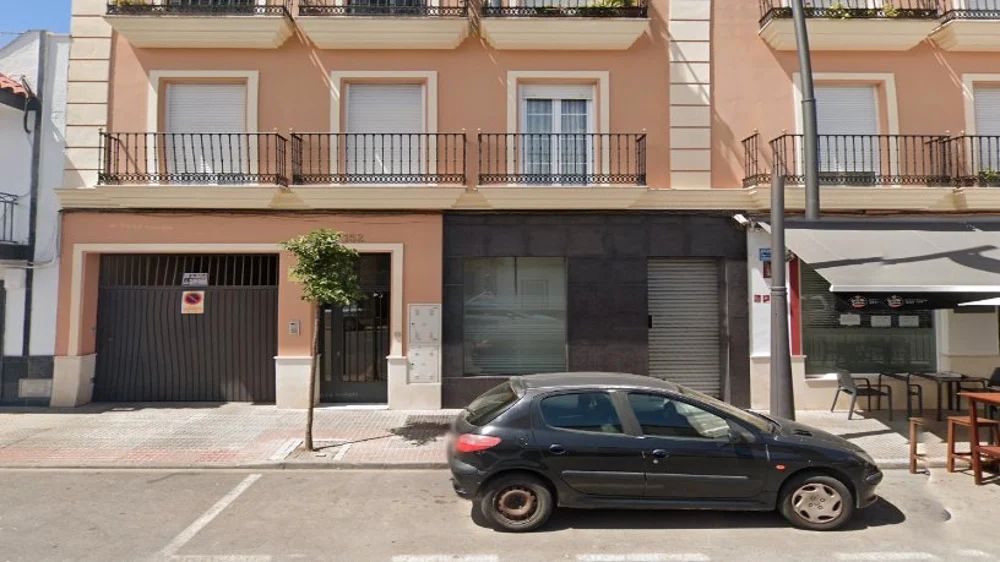 Vista exterior de Garatge en venda en Dos Hermanas