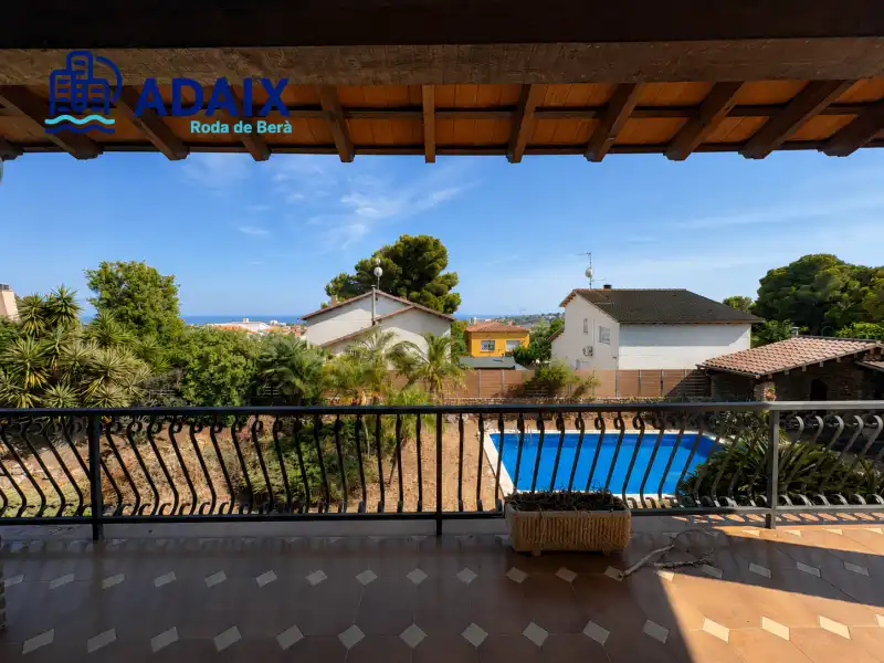 Vista exterior de Casa o chalet en venta en Roda de Berà con Terraza, Trastero y Piscina