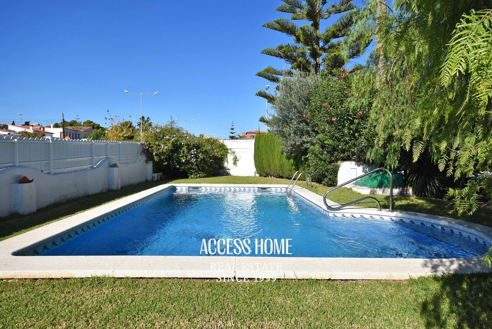 Vista exterior de Casa o xalet en venda en Roda de Berà amb Aire condicionat, Piscina i Alarma