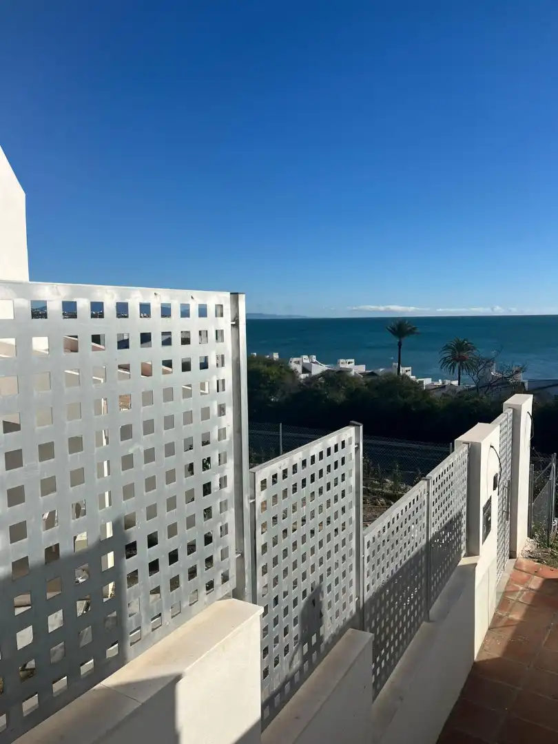 Vista exterior de Casa adosada en venda en Estepona amb Aire condicionat, Terrassa i Traster