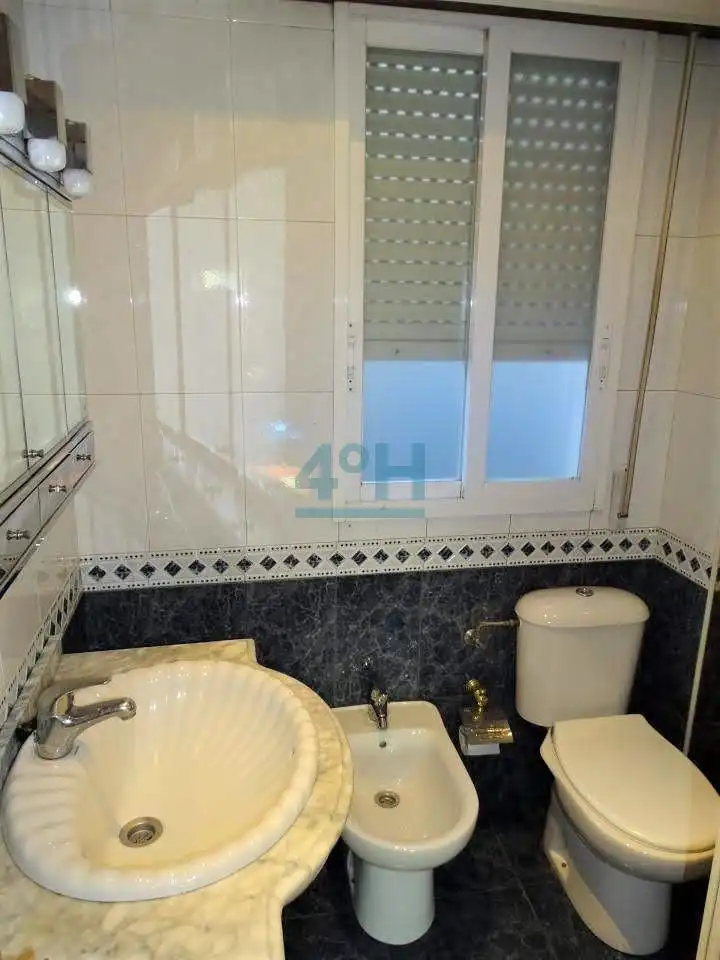 Bany de Apartament en venda en Ourense Capital  amb Calefacció, Parquet i Moblat