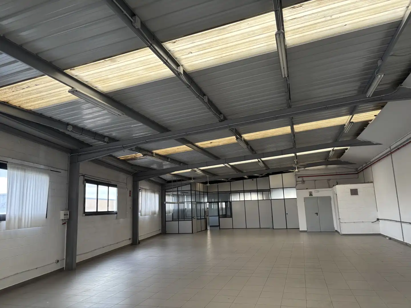 Nau industrial amb ascensor en venda a Carrer Josep Calvet, imagen 3