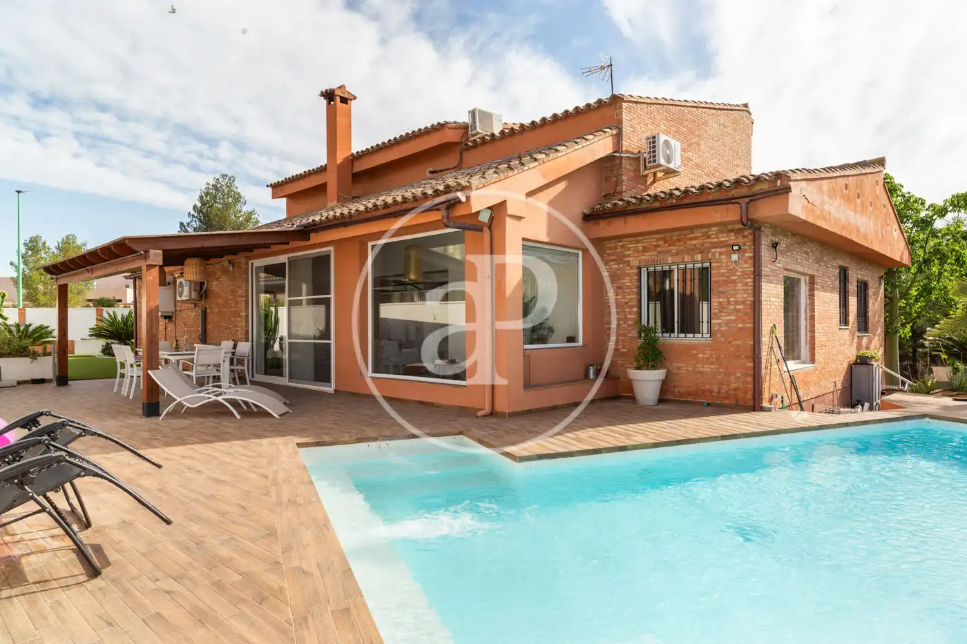 Vista exterior de Casa o xalet en venda en Riba-roja de Túria amb Aire condicionat, Calefacció i Jardí privat