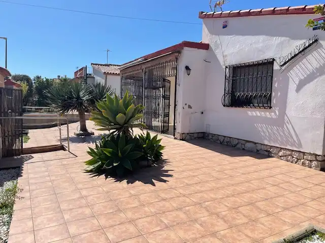 Vista exterior de Casa o xalet en venda en Cambrils amb Jardí privat, Terrassa i Alarma