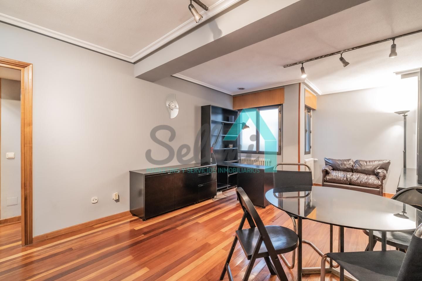 Sala d'estar de Pis de lloguer en Oviedo  amb Calefacció, Parquet i Moblat