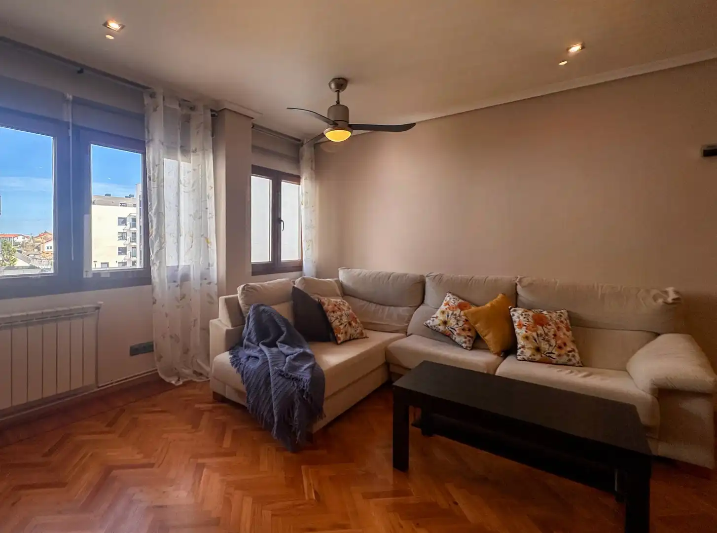 Sala de estar de Dúplex en venta en Santa Cruz de Bezana con Calefacción y Amueblado