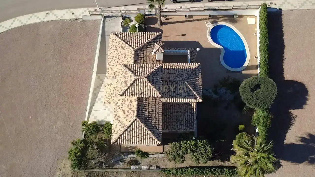 Vista exterior de Casa o xalet en venda en Orihuela amb Jardí privat, Traster i Piscina