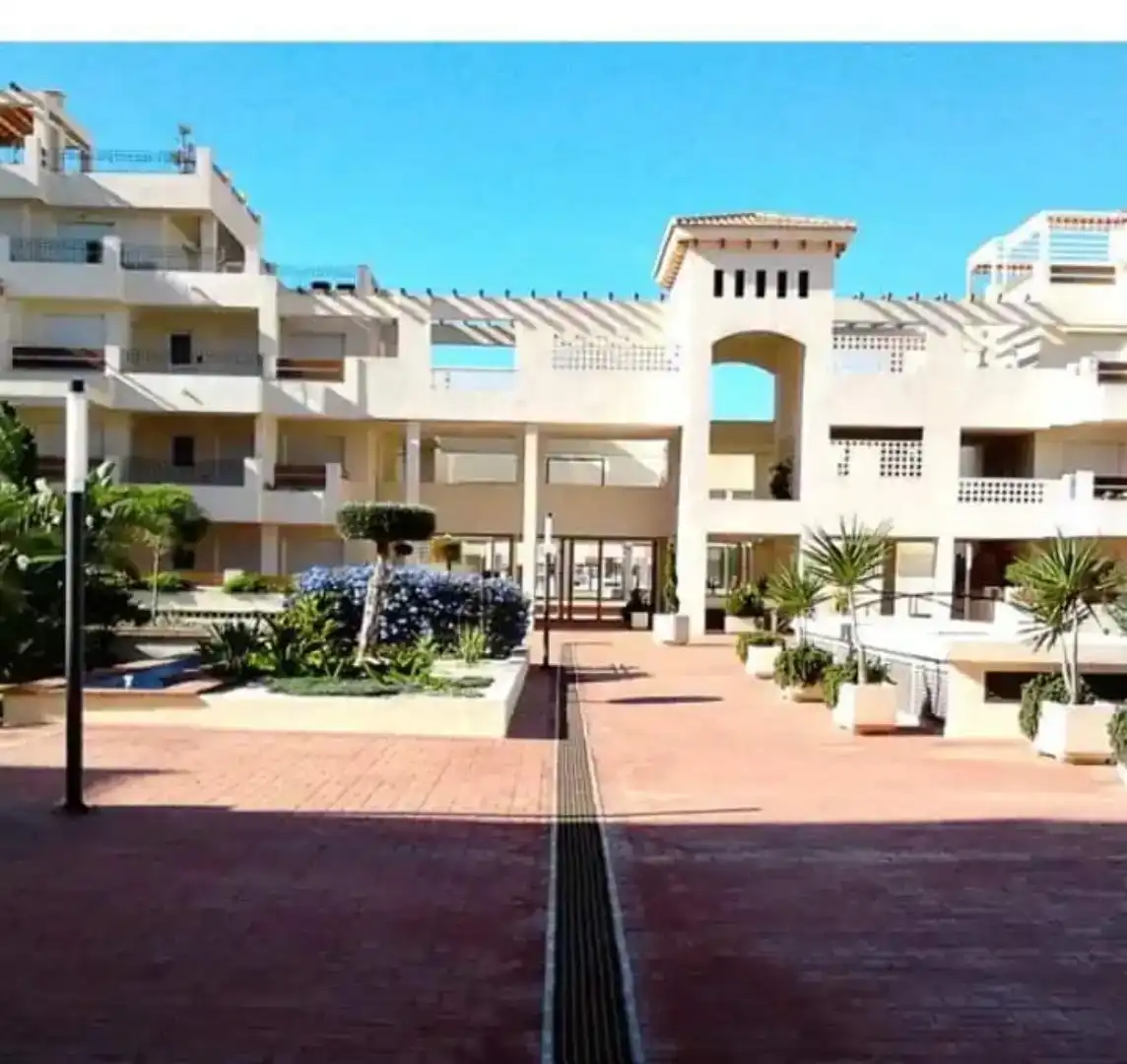 Außenansicht von Wohnungen zur Miete in Roquetas de Mar mit Klimaanlage, Schwimmbad und Balkon