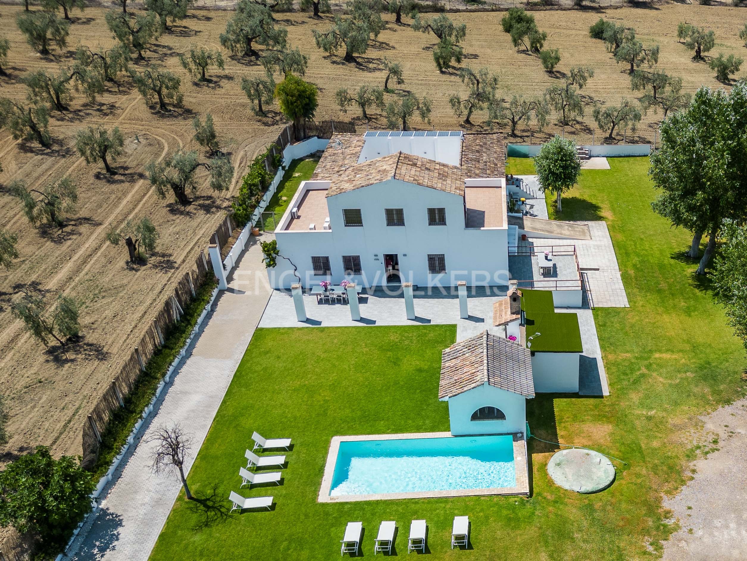 Exterior view of Country house for sale in Espartinas  with Air Conditioner, Heating and Private garden