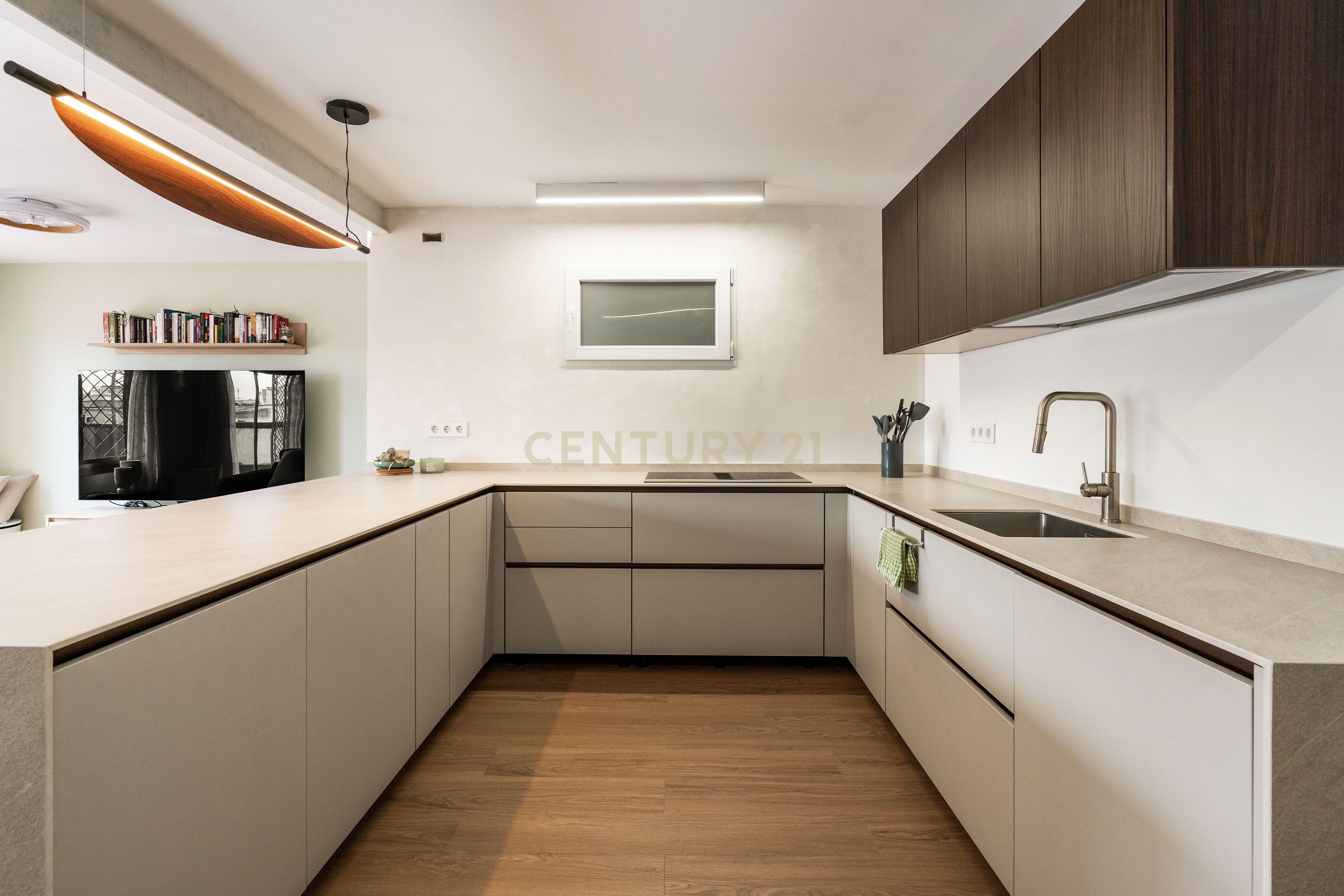 Cocina de Dúplex en venta en L'Hospitalet de Llobregat