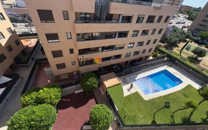 Vista exterior de Pis en venda en Mairena del Aljarafe amb Aire condicionat, Jardí privat i Parquet