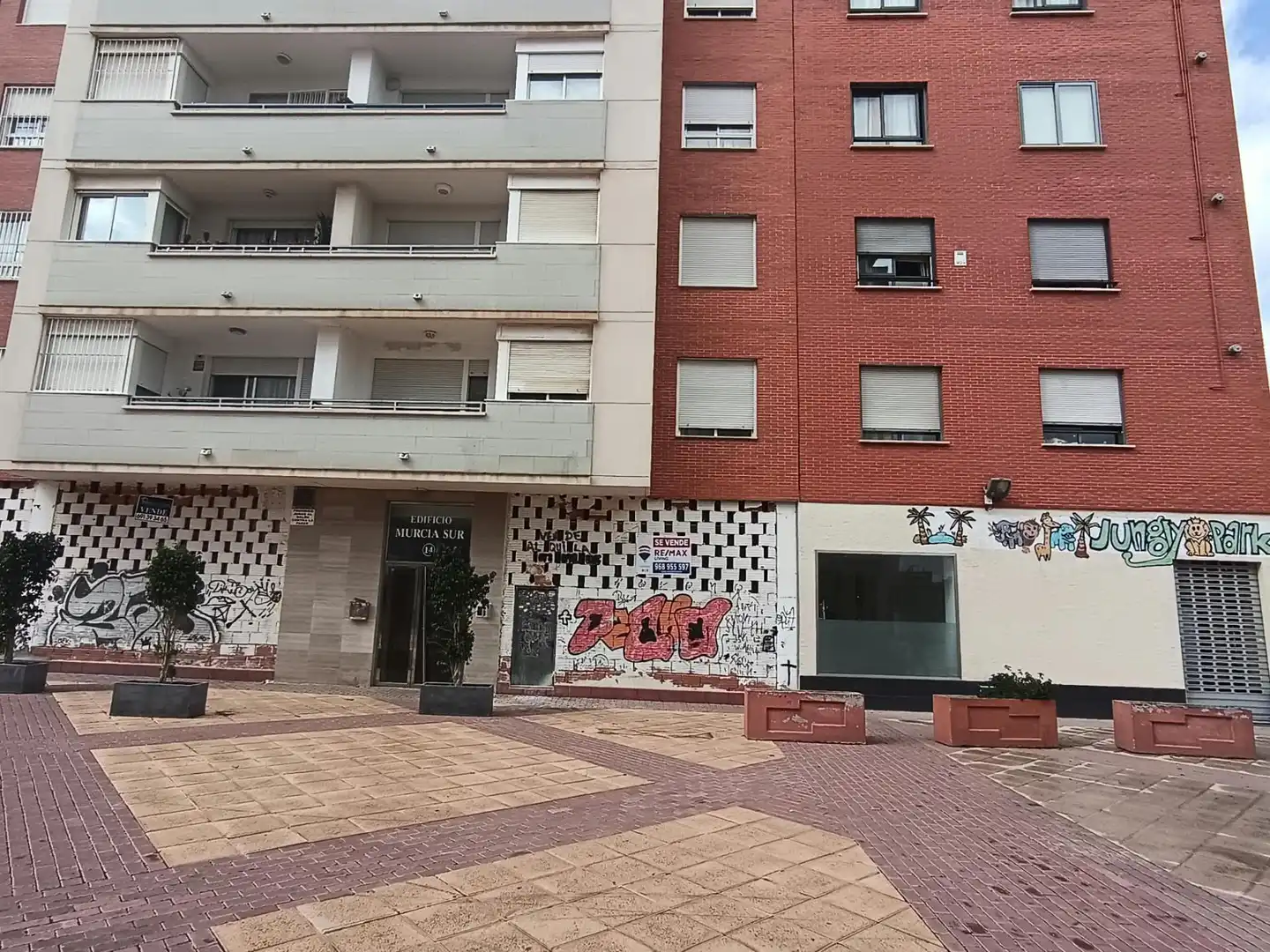 Vista exterior de Local en venda en Murcia amb Aire condicionat