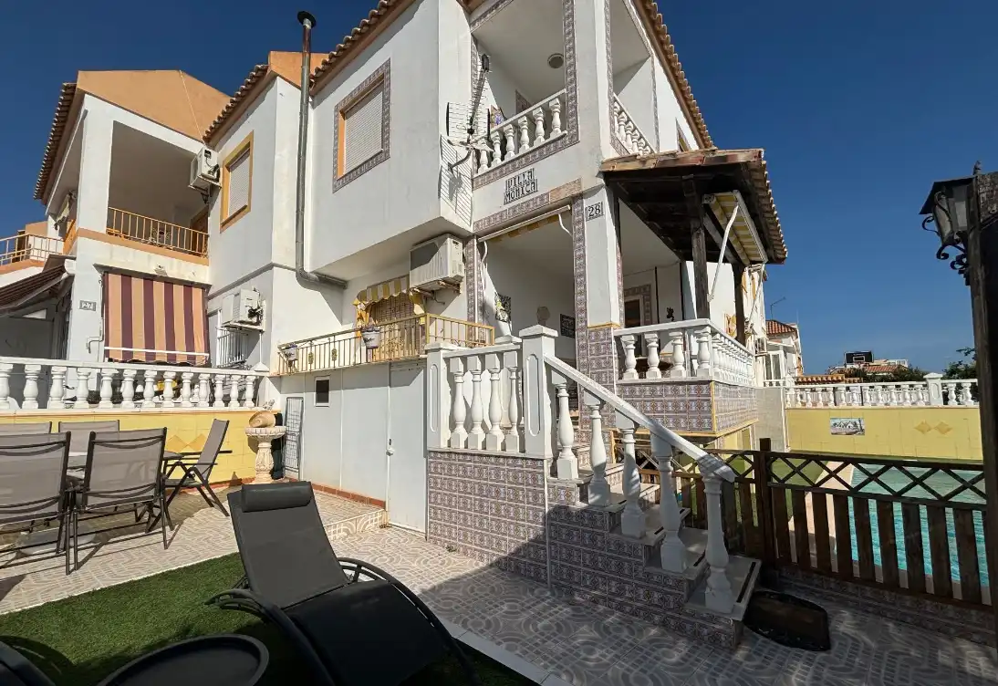 Vista exterior de Casa o xalet de lloguer en Torrevieja amb Aire condicionat, Calefacció i Jardí privat