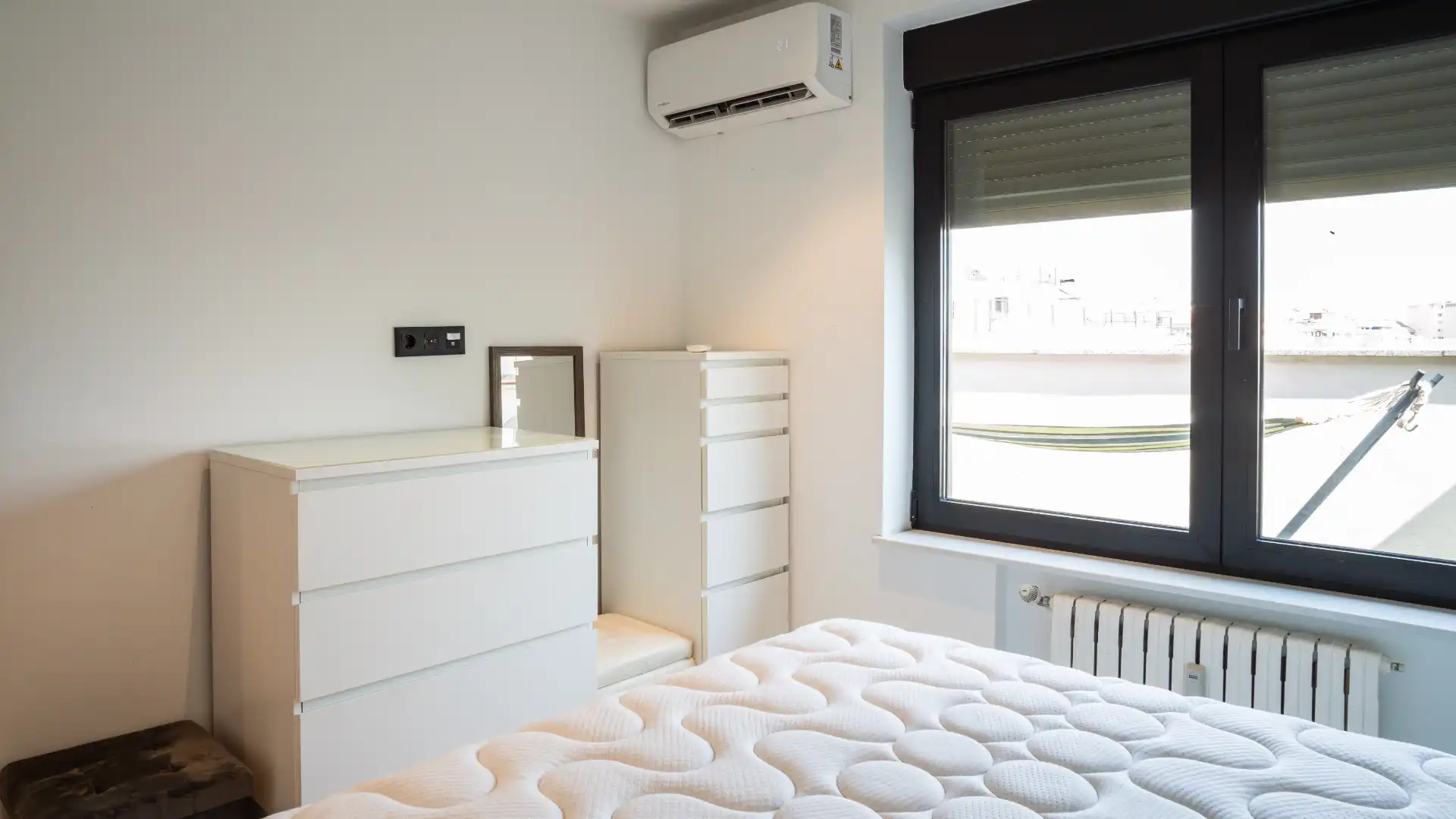 Schlafzimmer von Dachboden zur Miete in Salamanca mit Klimaanlage, Heizung und Parkett