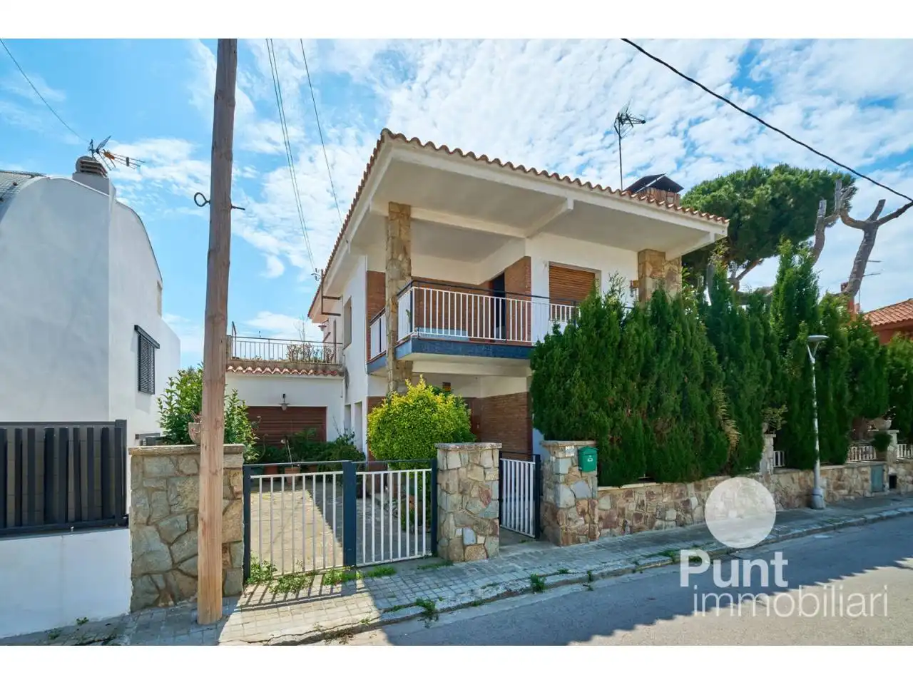Vista exterior de Casa o chalet en venta en Premià de Dalt con Piscina
