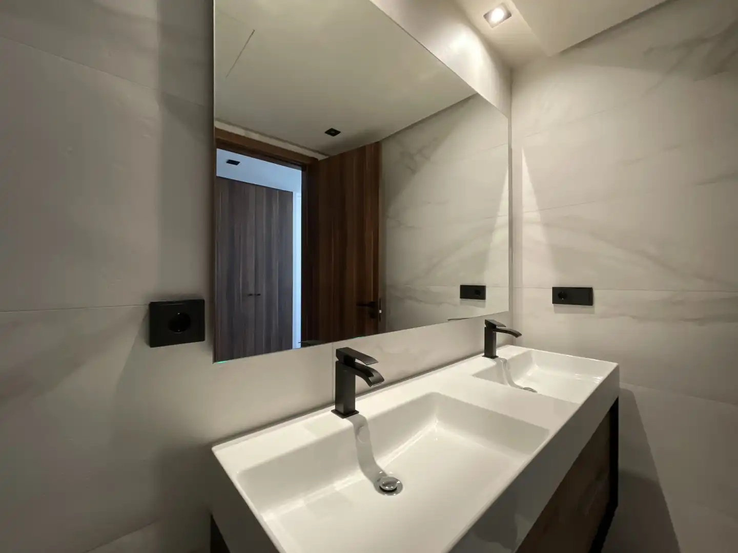 Bathroom of Apartments for rent in Marbella  with Air Conditioner, Terrace and Storage room