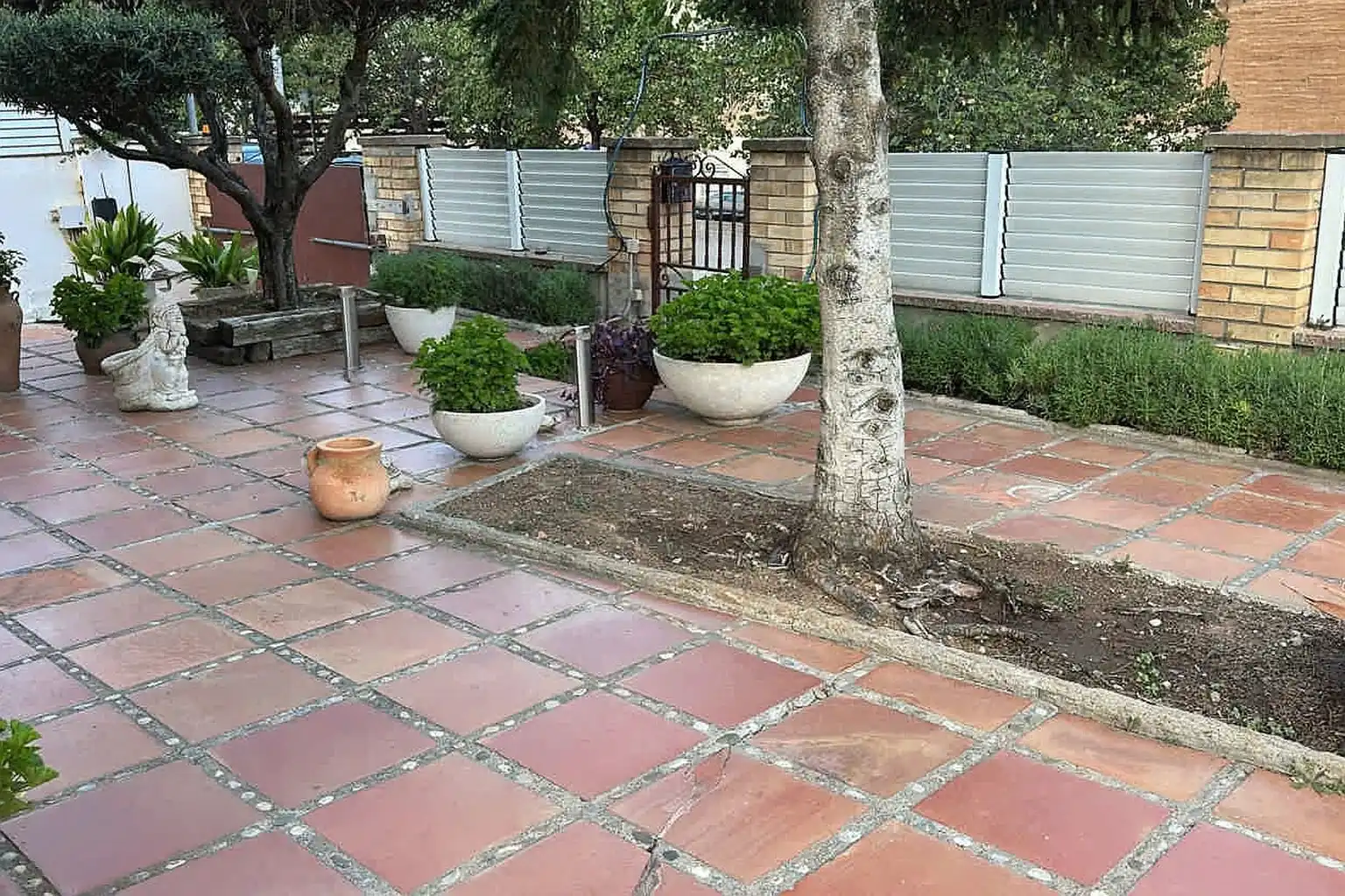 Terrasse von Einfamilien-Reihenhaus zum Verkauf in Pallejà mit Klimaanlage, Heizung und Privatgarten