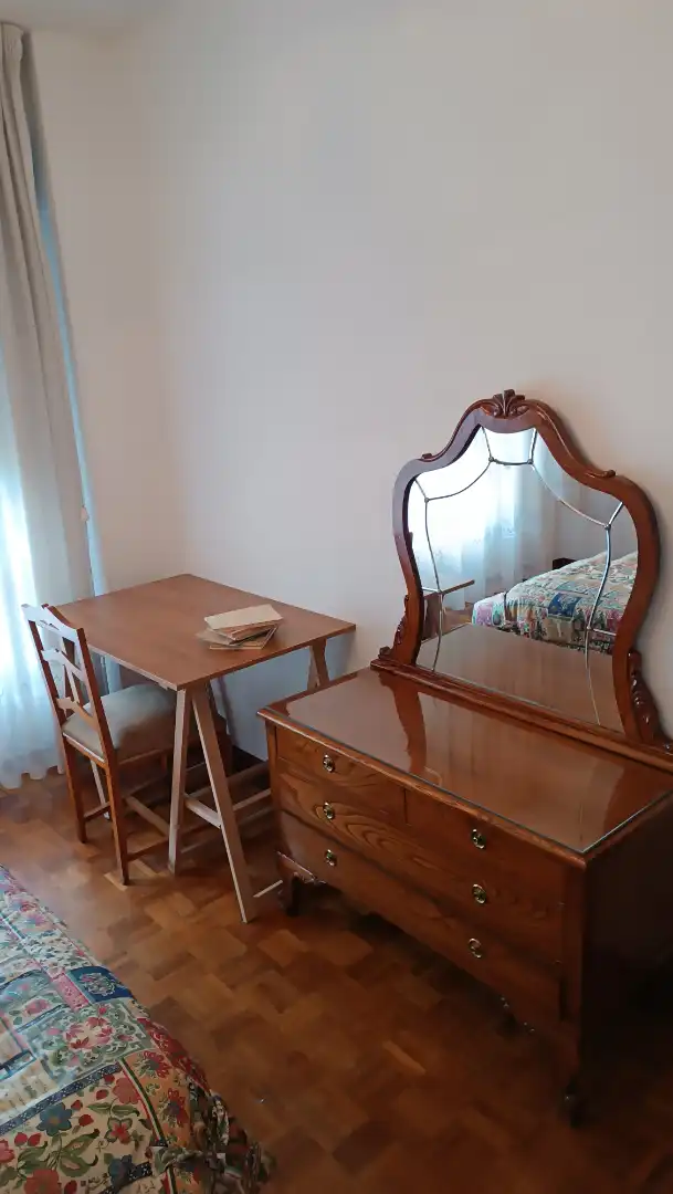Dormitori de Pis per a compartir en Ourense Capital  amb Calefacció, Parquet i Moblat