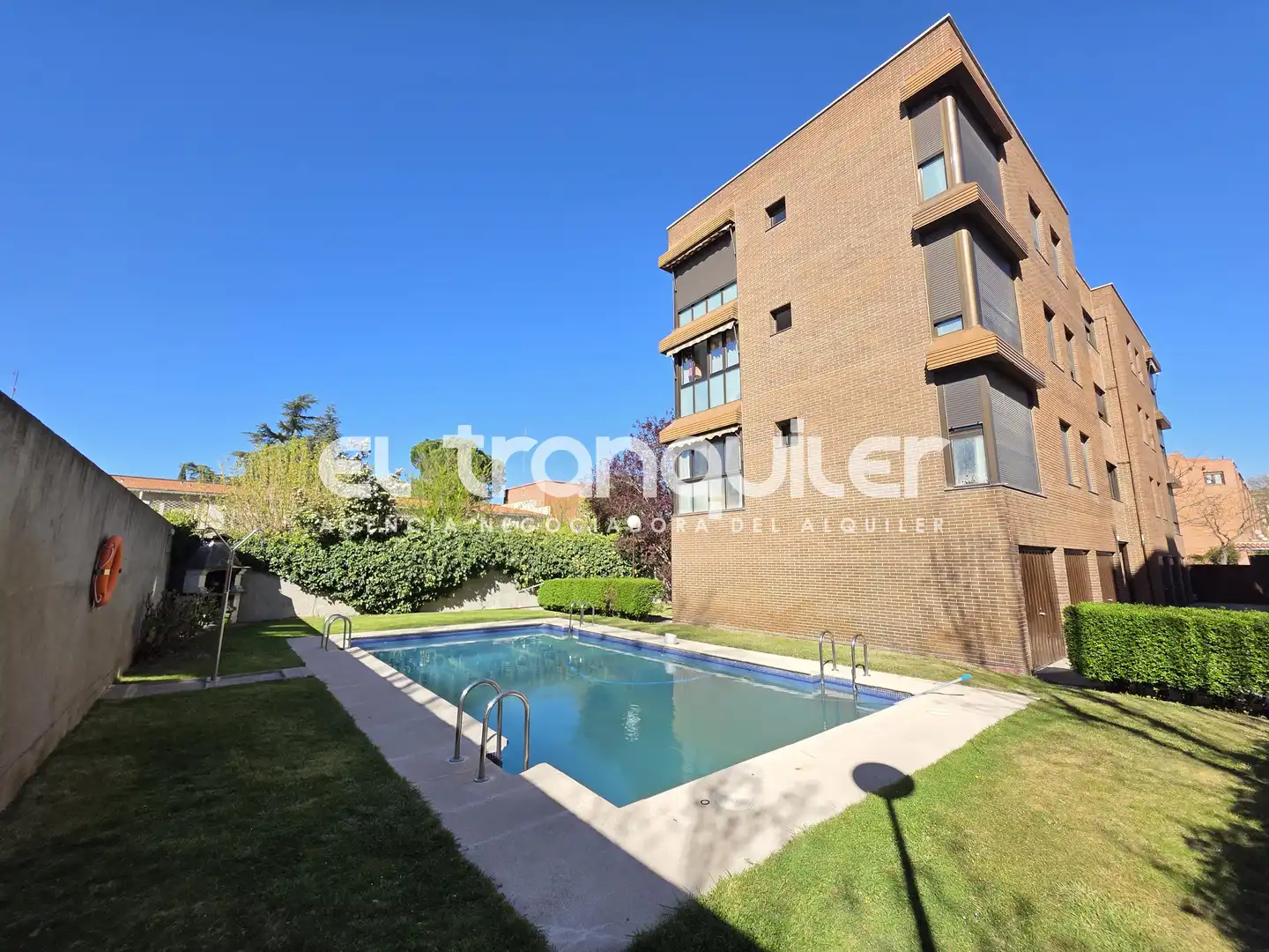 Vista exterior de Pis de lloguer en Madrid amb Aire condicionat, Parquet i Piscina