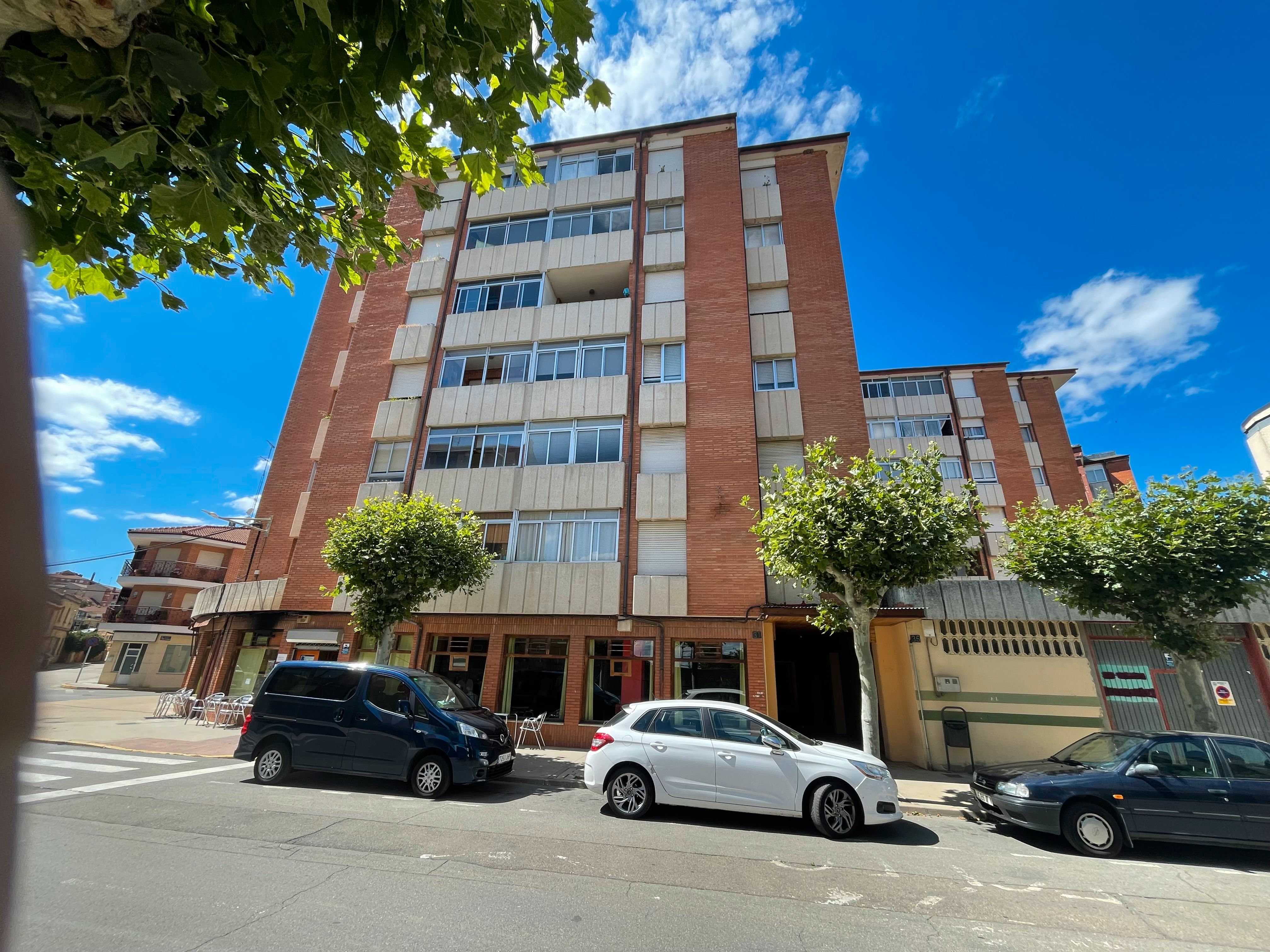 Vista exterior de Pis en venda en Astorga amb Calefacció, Parquet i Moblat