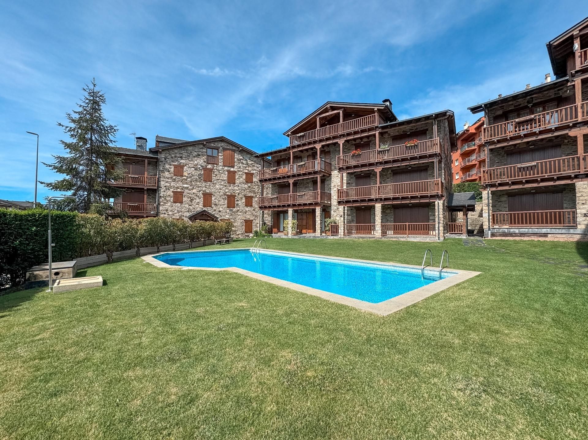 Vista exterior de Àtic de lloguer en Puigcerdà amb Calefacció, Jardí privat i Terrassa