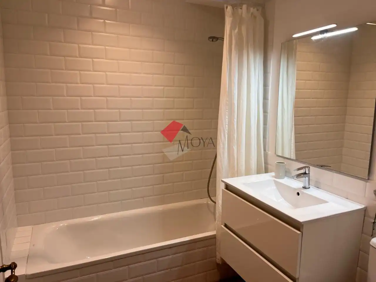 Bathroom of Apartments for rent in Vigo   with Heating and Furnished