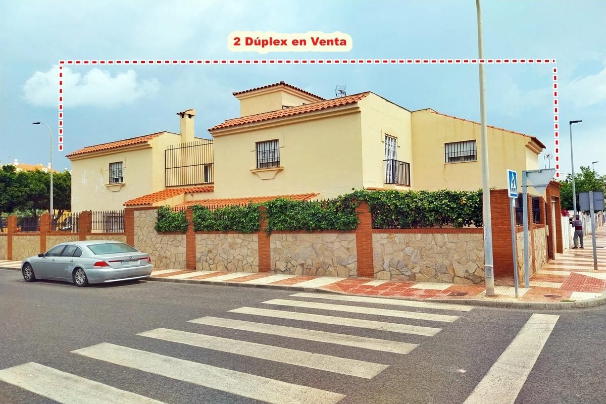 Vista exterior de Casa adosada en venda en Roquetas de Mar amb Aire condicionat, Calefacció i Jardí privat