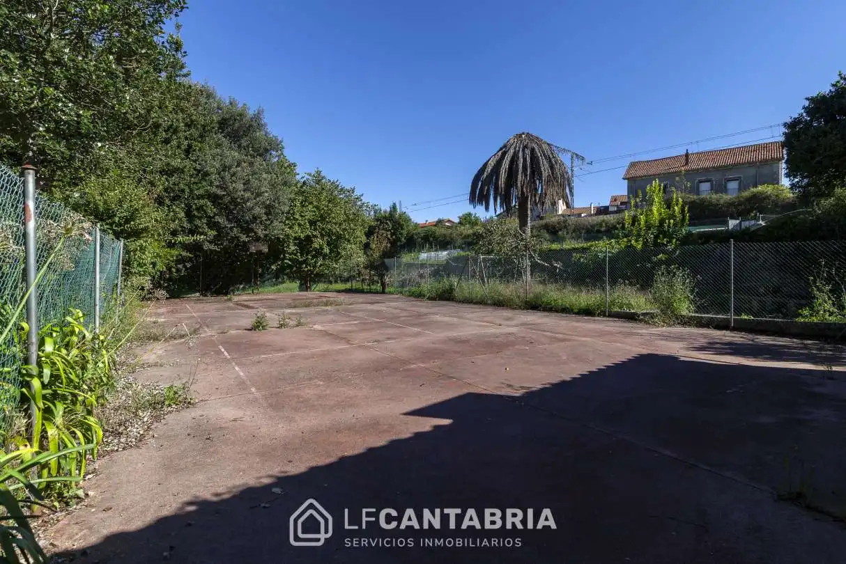 Casa o xalet en venda en Torrelavega  amb Jardí privat