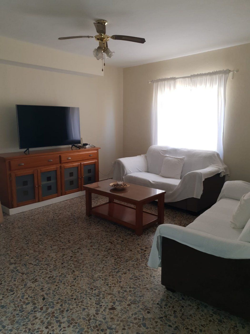 Sala d'estar de Pis de lloguer en Mijas amb Moblat i Balcó