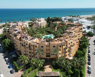 Vista exterior de Àtic en venda en Estepona amb Calefacció, Jardí privat i Terrassa