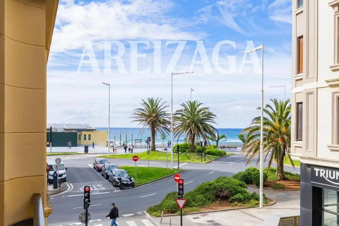 Vista exterior de Pis en venda en Donostia - San Sebastián  amb Calefacció i Balcó