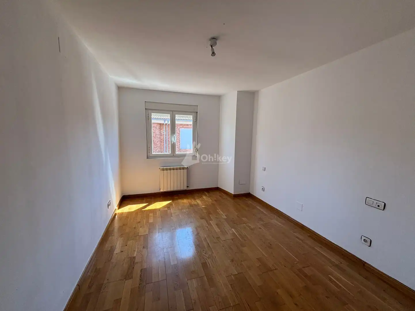Bedroom of Houses for sale in Onzonilla  with Heating, Parquet flooring and Swimming Pool